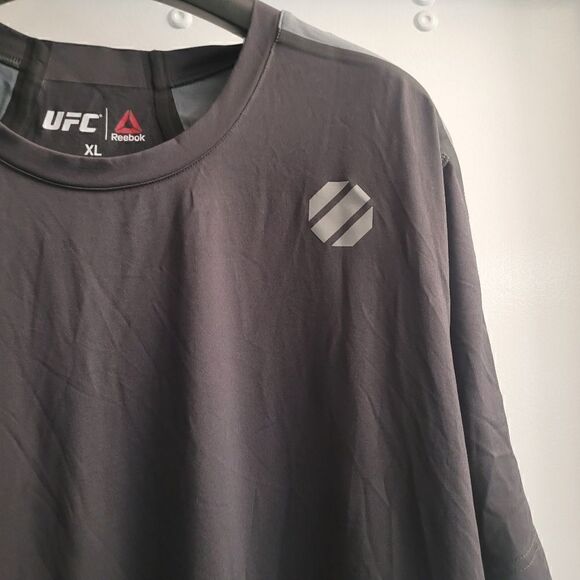 Reebok UFC moisture wicking top - Picture 2 of 8
